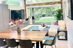 Luxurious family home near beaches, park and city